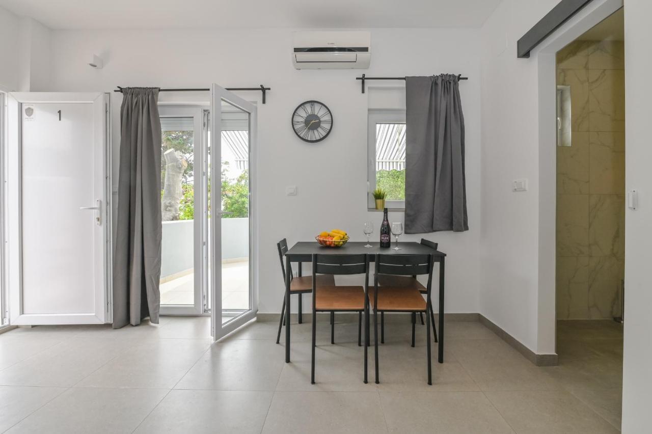 Double L House Apartman Novalja Szoba fotó